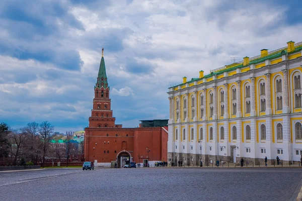 モスクワ, ロシア-2018 年 4 月 29 日: 庫建物商工会議所、モスクワのクレムリンのボロビツカヤ タワーの屋外ビュー — ストック写真