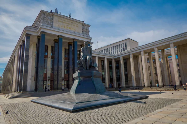 Москва, Росія - 24 квітня 2018 роки: відкритий погляд російський державний бібліотеки. Пам'ятник письменнику ф. м. Достоєвський — стокове фото