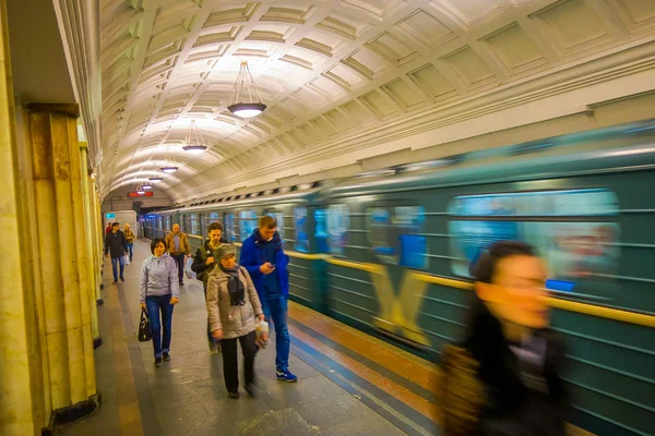 MOSCÚ, RUSIA - 24 DE ABRIL DE 2018: Gente borrosa caminando en tren subterráneo sale del Metro Akademicheskaya, vestíbulo de la estación de metro rusa, la mayoría de las estaciones de metro hermosas — Foto de Stock