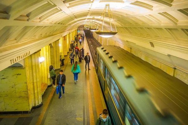 MOSCOW, RÚSSIA- ABRIL, 24, 2018: Acima de uma lista de pessoas desfocadas não identificadas que caminham na estação de trem subterrânea, com trem esperando que as pessoas saiam — Fotografia de Stock