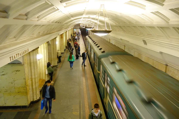 MOSCÚ, RUSIA - 24 DE ABRIL DE 2018: Por encima de la competencia de personas borrosas no identificadas que caminan en la estación de tren subterráneo, con el tren esperando a que la gente salga — Foto de Stock