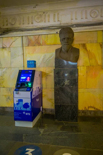 MOSCOU, RUSSIE - 29 AVRIL 2018 : Vue intérieure de la machine à billets près d'une statue en bronze, aeroexpress Ltd. est l'exploitant des services de liaison ferroviaire aérienne à Moscou — Photo