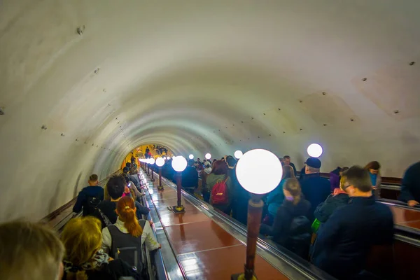 MOSCOW, RÚSSIA- 29 de abril de 2018: Pessoas não identificadas usando uma escada rolante moderna no metrô de Moscou — Fotografia de Stock
