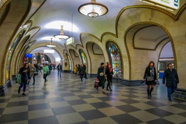 Moskova, Rusya - Nisan, 29, 2018: Novoslobodskaya metro istasyonu. İstasyon Koltsevaya Moskova metrosu tehlikede ve 1952 yılında Moskova, Rusya açtı