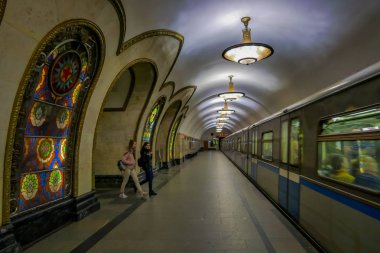 Moskova, Rusya-Nisan, 29, 2018: İnsanların önünde Novoslobodskaya metro istasyonu tren istasyonu Moskova metrosu Koltsevaya satırda ve 1952 yılında Moskova, Rusya açtı