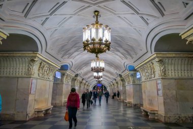 Moskova, Rusya - Nisan, 29, 2018: Prospekt Mira Metro İstasyonu, Moskova, Rusya insanlar yürürken, insanlar. İstasyon Koltsevaya Moskova metrosu tehlikede ve 1952 yılında açıldı