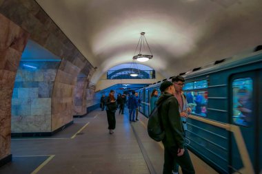 Moskova, Rusya - Nisan, 29, 2018: bekleyenler için yeraltı tren kalkar Metro Akademicheskaya, Rus metro istasyonu antre, en güzel metro istasyonları