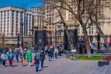 Moskova, Rusya - Nisan, 24, 2018: Manezhnaya Meydanı'nda dört mevsim otel Moskova'nın ünlü prestijli bina yakınındaki kimliği belirsiz insanlar yürümek
