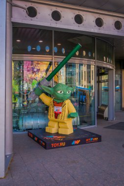 Yoda LEGO Moskova'da Manezhnaya Meydanı'nda yer alan bir mağaza girin, Moskova, Rusya - Nisan, 29, 2018: açık görünüm