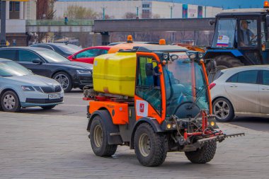 Moskova, Rusya - Nisan, 24, 2018: açık görünüm bir adam, Moskova sokaklarında olayından sonra kaldırım su ile yıkama temizleme makinesi sürüş