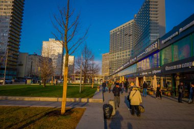 Moskova, Rusya - Nisan, 24, 2018: yürüyüş ve bazı büyük binalar ile Manezhnaya Meydanı'nda muhteşem güneşli gün zevk tanımlanamayan turist