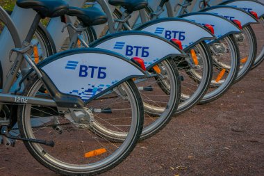 Moskova, Rusya - Nisan, 24, 2018: üst üste Moskova istasyonunda otomatik Kiralama Kiralık Park motosikletlerin çarkı kapat