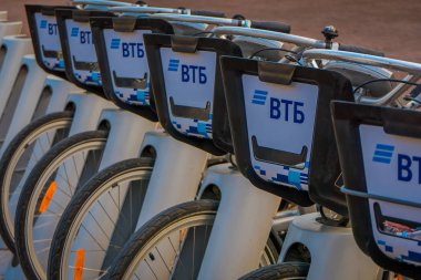 Moskova, Rusya - Nisan, 24, 2018: üst üste Moskova istasyonunda otomatik Kiralama Kiralık Park motosikletlerin çarkı kapat