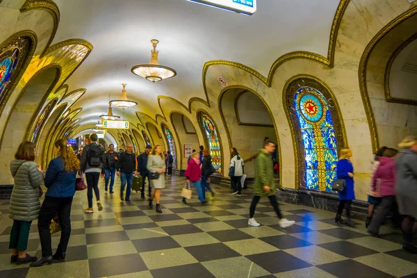 モスクワ, ロシア-2018 年 4 月 29 日: ぼやけた人 1952 年にモスクワで開かれたノヴォスロボーツカヤ駅地下鉄駅内歩行時 — ストック写真
