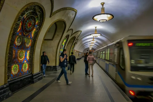 Moskwa, Rosja-29 kwietnia 2018 r.: Ludzi pociąg w stacji metra Novoslobodskaya, stacja jest na linii okrężnej Metro w Moskwie i otwarty w 1952 roku w Moskwie, Rosja — Zdjęcie stockowe