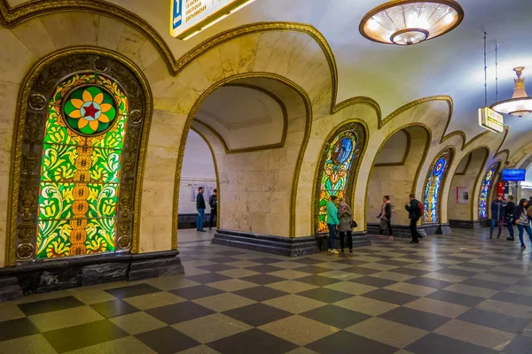 モスクワ, ロシア-2018 年 4 月 29 日: ロシアのモスクワでノヴォスロボーツカヤ駅地下鉄駅。駅はモスクワ地下鉄カリツェヴァーヤ線、1952 年にオープンしました。 — ストック写真
