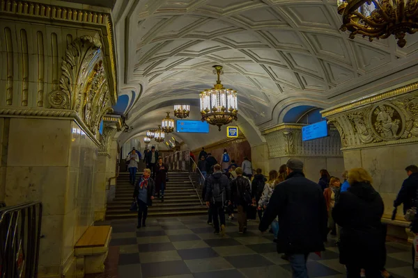 MOSCÚ, RUSIA - 29 DE ABRIL DE 2018: Gente caminando en la estación de metro Prospekt Mira en Moscú, Rusia. La estación está en la línea Koltsevaya del Metro de Moscú y abrió sus puertas en 1952 —  Fotos de Stock