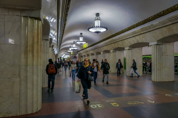 MOSCOU, RUSSIE - 29 AVRIL 2018 : Vue de la conception architecturale de la station de métro avec un groupe de personnes non identifiées attendant le train dans le métro de Moscou — Photo