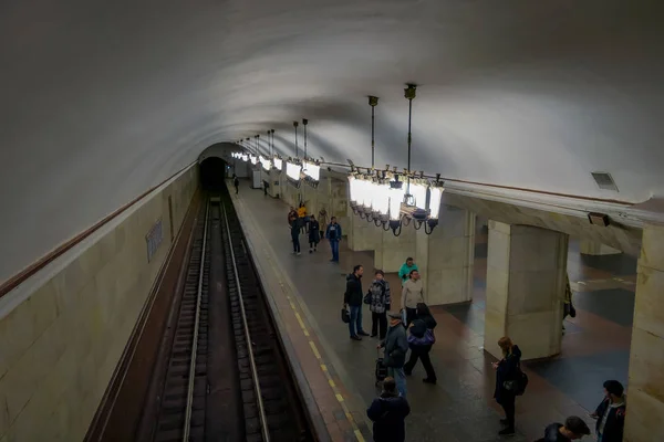 MOSCOW, RUSSIA- APRIL, 29, 2018: Above view of architectural design of metro station with group of unidentified people waiting for the train in the Moscow metro — Stock Photo, Image