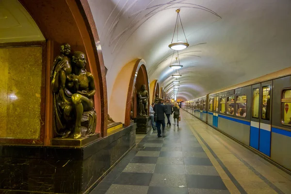 Moscow, Federacja Rosyjska - 29 kwietnia 2018 r.: Rzeźba z brązu wewnątrz stacji metra Ploshchad Revolyutsii — Zdjęcie stockowe