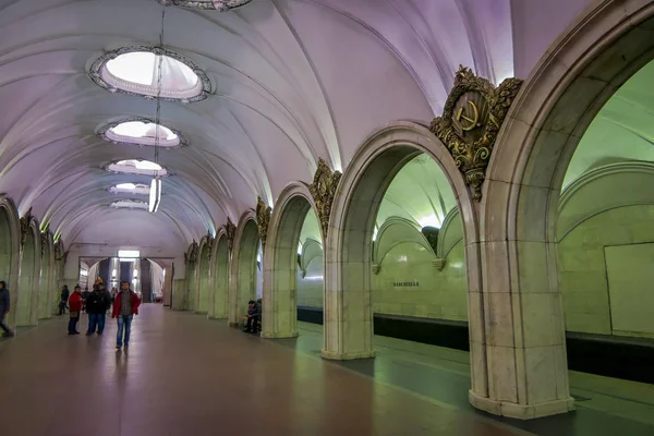 モスクワ, ロシア-2018 年 4 月 29 日: パヴェレツカヤのハンマーと鎌で飾られた白い大理石の柱の内部ビューは、Zamoskvoretskaya ラインの地下鉄駅開設 1943 年 — ストック写真