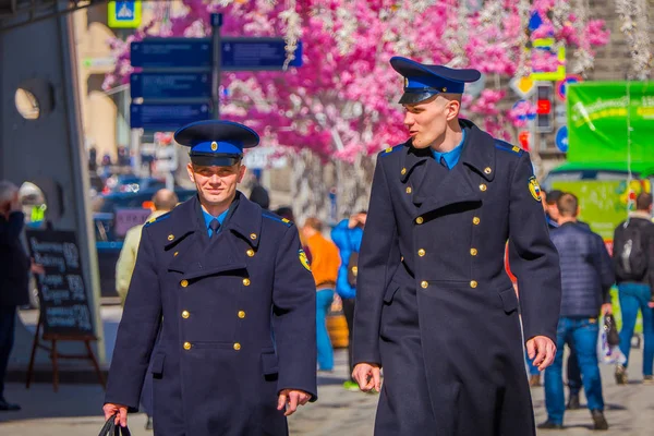Moskova, Rusya - Nisan, 24, 2018: güneşli bir günde Nikolskaya sokaklarda üniforması ve şenlikli bir Noel altında yürüyen iki adamın açık görünüm ışıklar