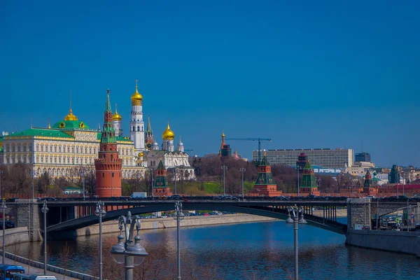 Moskva, Rusko - 24 duben 2018: venkovní pohled na Rudém náměstí s pozadím moskevského Kremlu a St nachází katedrála v létě — Stock fotografie