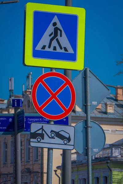 Moskova, Rusya - Nisan, 24, 2018: insanlar bilgilendirici belirtileri kullanmak, yaya geçidi, sokak ve metalik yapısı üzerinde park alanı değil geçmek zorunda