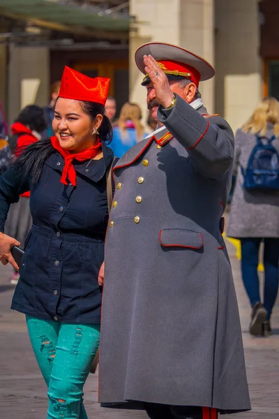 Kimliği belirsiz kadının açık havada Manezhnaya Meydanı'nda, bir askeri üniforma giyen bir adam sarılma Moskova, Rusya - Nisan, 24, 2018: açık görünüm