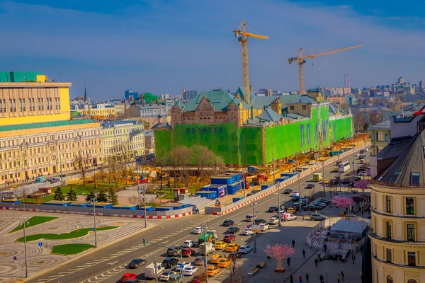 MOSCOW, RÚSSIA- 24 de abril de 2018: Acima da vista das ruas com tráfego e vista panorâmica deslumbrante do International Business Center em belo dia ensolarado na cidade de Moscou, horizonte urbano — Fotografia de Stock