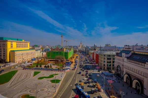 Moskva, Ryssland - April, 24, 2018: ovanför vyn av gator med trafik och vacker panoramautsikt över Visa i International Business Center i vacker solig dag i Moskva, urban skyline — Stockfoto