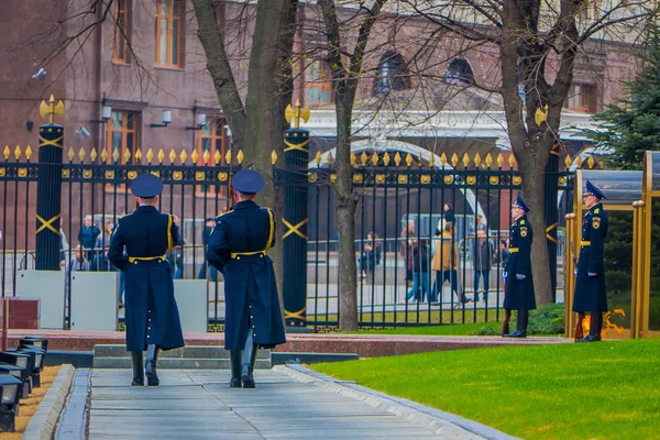 Moskau, Russland - 29. April 2018: Wachen am Grab des unbekannten Soldaten, das den sowjetischen Soldaten gewidmet ist, die im Zweiten Weltkrieg gefallen sind, an der Kremlmauer im Alexandergarten — Stockfoto