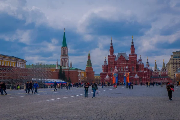 Moskau, russland - 24. April 2018: Außenansicht von Menschen, die auf dem Roten Platz in der Nähe eines Gebäudes des Staatlichen Historischen Museums in Moskau spazieren gehen — Stockfoto