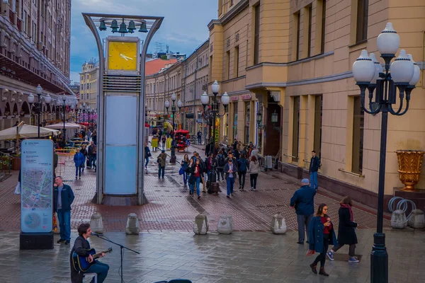 Moskova, Rusya - Nisan, 24, 2018: insan kalabalığı görünümünü sokaklarda yürürken bazı lambaları, bilgilendirici işaretleri ve Paskalya kutlamaları için dekore edilmiş
