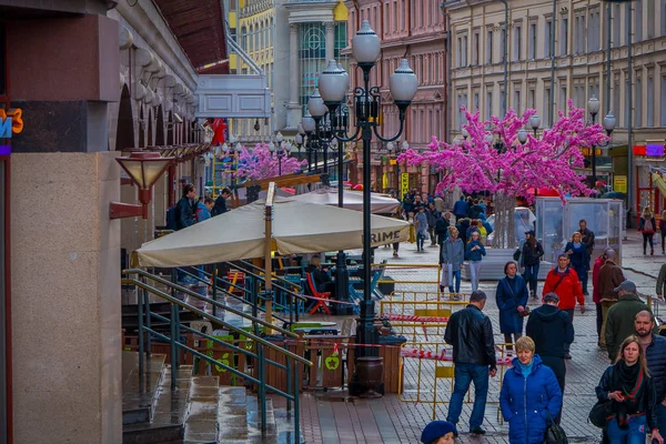 MOSCOW, RÚSSIA- ABRIL, 24, 2018: Acima da vista de pessoas não identificadas andando nas ruas decoradas para a celebração da Páscoa com uma árvore rosa e algumas lâmpadas públicas — Fotografia de Stock