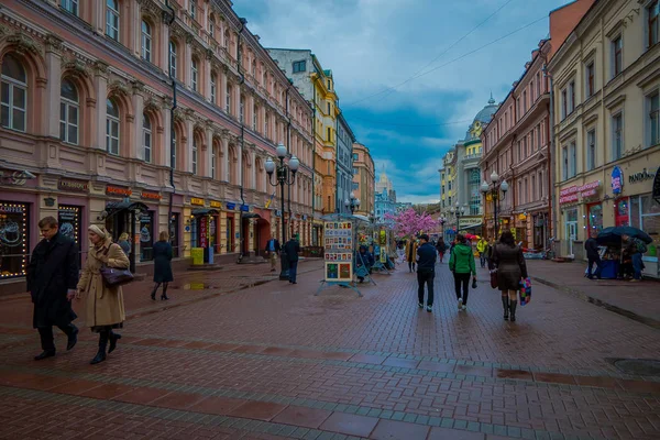Moskova, Rusya - Nisan, 24, 2018: kimliği belirsiz kişi görünümünü sokaklarda yürüyüş paskalya kutlaması pembe bir ağaç ve bazı genel lambalar için dekore edilmiş