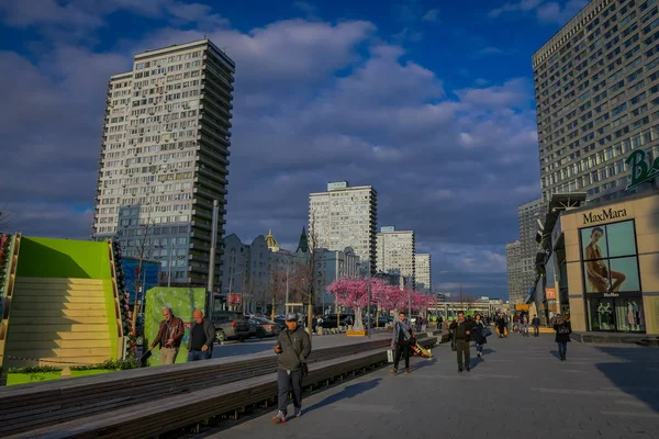 Moskova, Rusya - Nisan, 24, 2018: tanımlanamayan insanlar sokaklarda yürüyen Paskalya kutlamaları için pembe bir ağaç ile dekore edilmiş