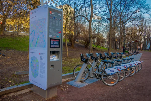 MOSCOW, RUSSIA- APRIL, 24, 2018: Outdoor view bikes parked in a row, for rent at automatic rental station in Moscow — Stock Photo, Image