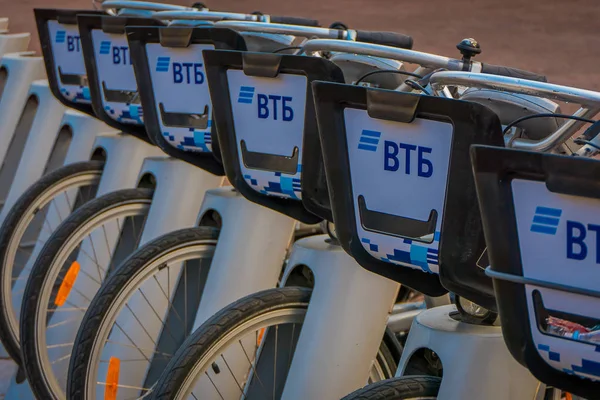 Moskva, Ryssland - April, 24, 2018: närbild på hjul av cyklar parkerade i rad, uthyres vid automatisk uthyrning station i Moskva — Stockfoto