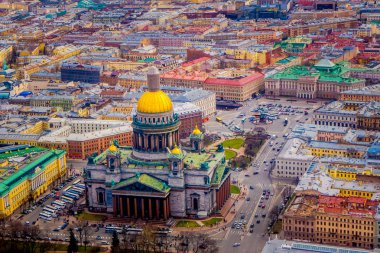 Şehir Petersburg St durring binaların Saint Isaacs Katedrali çevreleyen güzel hava manzara manzara güneşli bir gün