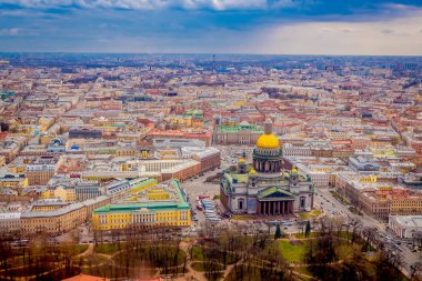 Şehir Petersburg St durring binaların Saint Isaacs Katedrali çevreleyen güzel hava manzara manzara güneşli bir gün