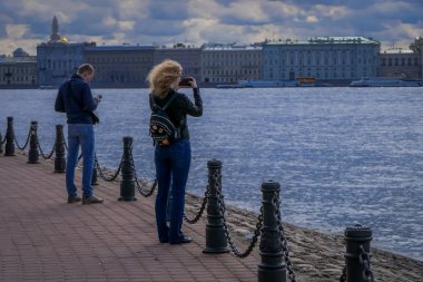 St Petersburg, Rusya, 02 Mayıs 2018: alarak peyzaj resimleri ve riverside St Petersburg Moika Nehri'nin güzel güneşli bir günde yürüyüş kimliği belirsiz kişi açık görünüm