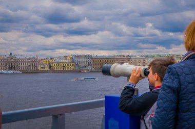 St Petersburg, Rusya, 17 Mayıs 2018: Mimarlık ve şehir St Petersburg yerlerinden bakmak için bir dürbün Görüntüleyicisi makine turistler için kullanan kimliği belirsiz kişiler açık görünümü