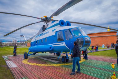 St Petersburg, Rusya, 17 Mayıs 2018: topçu Müzesi arka plan karşı ittifak Avia Aon helikopter Mi-8tv Ra-24100 çıkartıyor
