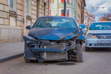 St Petersburg, Rusya, 17 Mayıs 2018: kaza arabadır kaldırımda sonra cepheden çarpışma. Kavşak, St. Petersburg sokaklarında bir kırmızı ışıkta geçen ile kaza