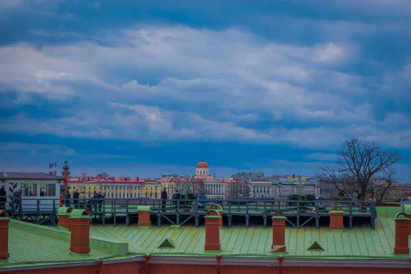 ST. PETERSBURG, RUSSIA, 17 MAY 2018: Outdoor view of unidentified people walking in a green rooftop close to old artillery guns near the Naryshkin bastion, with rostral column behind — Stock Photo, Image