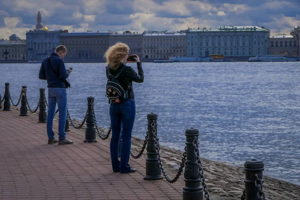 St. petersburg, russland, 02. mai 2018: aussenansicht von unbekannten menschen, die an einem herrlichen sonnigen tag am fluss moyka in st. petersburg fotografieren und spazieren gehen — Stockfoto