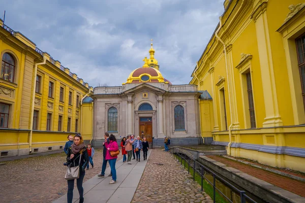 ST. PETERSBURG, RUSIA, 17 DE MAYO DE 2018: Vista al aire libre de personas no identificadas caminando en la fortaleza de Pedro y Pablo fundada por Pedro Magno en 1703 en la ciudad de San Petersburgo —  Fotos de Stock