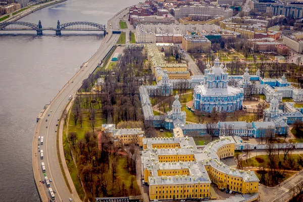 Vista aérea del campanario de la Catedral de Smolny, durante un hermoso día soleado ubicado en la ciudad de San Petersburgo —  Fotos de Stock