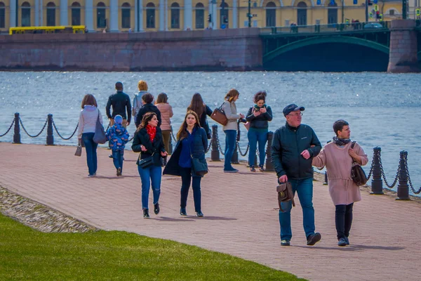 ST. PETERSBURG, RUSIA, 17 DE MAYO DE 2018: Multitud de personas caminando al aire libre ubicadas a orillas del río en el Bastión Naryshkin en San Petersburgo —  Fotos de Stock